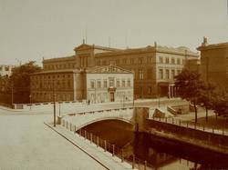 Eiserne Brücke über den Kupfergraben mit Blick auf Museumstraße 5 und das Neue Museum;