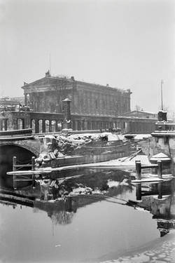 Blick über die zerstörte Friedrichbrücke auf die Nationalgalerie