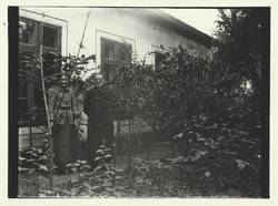 Johann Traugott in seinem Garten in Rummelsburg stehend