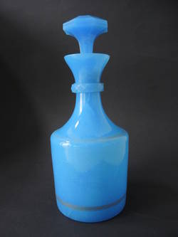 Türkisfarbene Flasche mit Stöpsel und Vergoldung