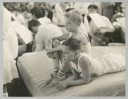 "Junge Turner auf einer Weichbodenmatte". Turnfest 1968. Messehallen