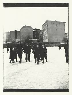 Eisbahn vor Zilles Haus, Sophie-Charlotten-Straße, dritter von links Hans und ganz vorne Walter Zille