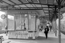 Serie zu Bahnhöfen in Ost-Berlin, VEB Designprojekt im Auftrag des Magistrats von Berlin. Negativ 107 S-Bahnhof Karlshorst, Bahnsteig, Mitropa-Imbiss
