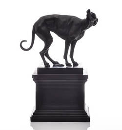 Statuette eines Windhundes (wahrscheinlich Greyhound) auf hohem Sockel;