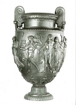 Amphora mit Volutenhenkeln und Bacchanten-Fries;