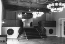 Schlosspark Theater. Treppe im Foyer