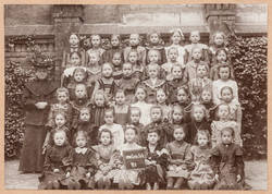 Gruppenbildnis einer Mädchenklasse der 124.Gemeindeschule Berlin, Kl.VI/o (3.Schuljahr)