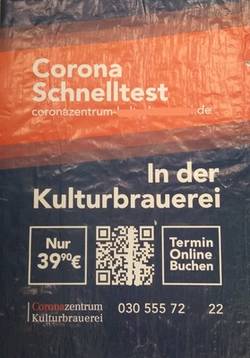 Plakate verschiedener Zentren für Corona-Schnelltests in Berlin;