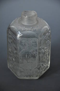  Sechskantschraubflasche aus Glas, um 1700;