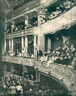 Richard Strauß dankt für den Beifall des Publikums bei der Berliner Erstaufführung seiner Oper  „Arabella“ , 1933
