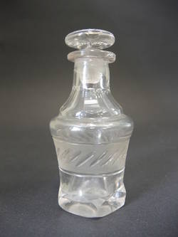 Flasche aus klarem Glas mit Stöpsel und Schliff