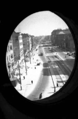 Blick von der Turmruine der Kaiser-Wilhelm-Gedächtniskirche in die Tauentzienstraße[?]