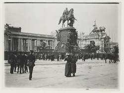 Schlossfreiheit, vor dem Denkmal Kaiser Wilhelms I., zur Zeit seines 102. Geburtstages