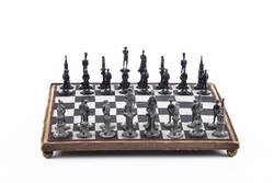 Schachspiel mit zwei Sätzen (Napoleon und Friedrich II.) und Spielbrett mit Perlstickerei