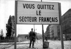 Soldat sichert die Grenze zum Französischen Sektor. [Repro?]