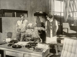 Szene mit Fritz Odemar, Otto Wallburg und Marlene Dietrich  in Eltern und Kinder