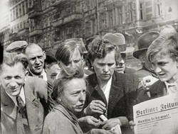 Junge mit Erstausgabe der Berliner Zeitung vom 21. Mai 1945