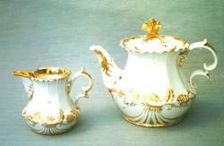 Teekanne und Sahnekännchen, Golddekor;