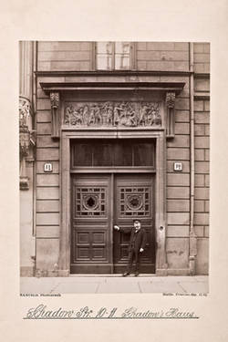 Schadowstraße 10-11; Tür des Schadow-Hauses mit Relief