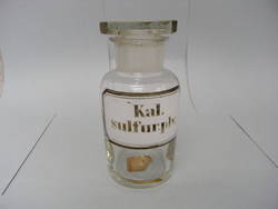 Apothekenflasche für "Kal. / sulfur. plv." (Kaliumsulfat) aus der St. Rupertus-Apotheke Kreuzberg