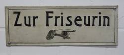 Hinweisschild "Zur Friseurin"