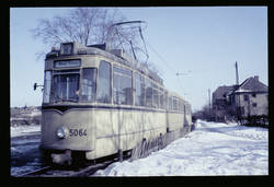 Straßenbahn der Linie 87 in Sammlung online 2019: "Das Bild zeigt einen Zug der Linie 87 (von Rahnsdorf zur Wiener Brücke) am Fürstenwalder Damm, nahe der Einmündung Hartlebenstraße