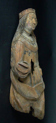 Fragment einer weiblichen Heiligen aus der Dorfkirche in Klein Muckrow