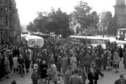Aufhebung der Blockade. Menschenmenge auf der Straße [zwischen ersten Interzonen-Bussen?]
