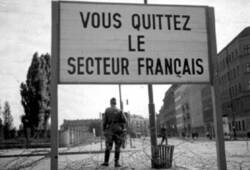Soldat sichert die Grenze zum Französischen Sektor. [Repro?]