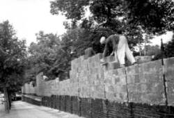 Mauerbau. Aufmauern auf einer bereits bestehenden Backsteinmauer [Sophienfriedhof Bergstraße?] [Repro?]