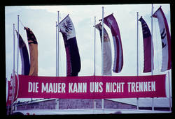 Maikundgebung/ Fahnenmasten u. Transparent „Die Mauer kann uns nicht trennen“
