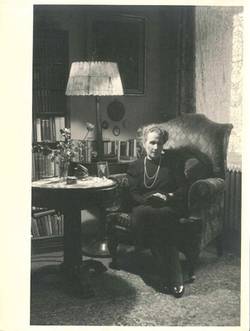 Teil-Nachlass Gerda Marhold - Positive - Eine im Sessel sitzende Frau im Wohnzimmer