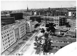 Blick vom Hochhaus an der Weberwiese auf die Baustelle in der Stalinallee;