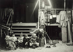 Zirkus-Kinder warten auf ihre Eltern während der Probe