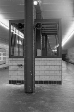 Serie zu Bahnhöfen in Ost-Berlin, VEB Designprojekt im Auftrag des Magistrats von Berlin. Negativ 17 U-Bahnhof Schillingstraße, Aufsichts-Häuschen