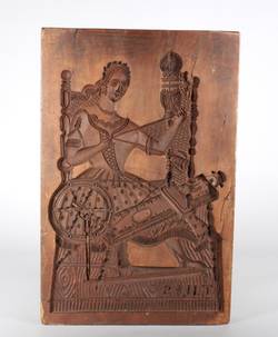 Zweiseitiger Holzmodel mit der Darstellung einer Frau am Spinnrad und der Darstellung der Quadriga