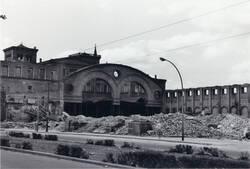 Ruine Görlitzer Bahnhof, Rückseite von Wiener Straße aus, mit Resten der Bahnhofshalle