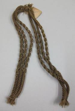 Fragmente eines breiten Armbandes aus Haaren