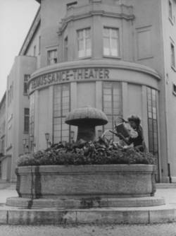 Der Entenbrunnen vor dem Renaissance-Theater im Blumenschmuck