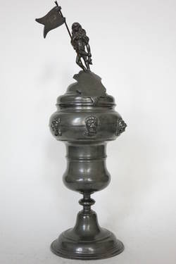Zinn-"Willkomm"-Pokal mit weiblicher Deckelfigur