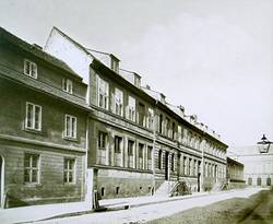 Niederlagstraße mit dem französischen Gymnasium
