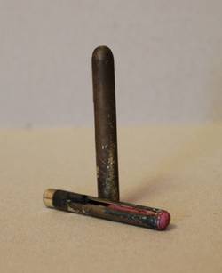 Pinkfarbener Schminkstift in Metallhülse;