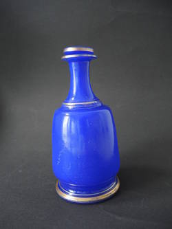 blau violette Flasche mit Vergoldung und Stöpsel