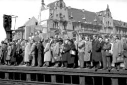 In Erwartung des ersten Interzonenzuges auf dem Bahnhof Friedrichstraße. Menschenmenge am Bahnsteig
