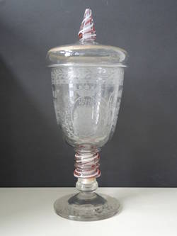 Deckelpokal aus Glas mit rot-weißem Fadenglas