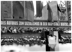 Tribüne in der Stalinallee während der Kundgebung für das Nationale Aufbauprogramm Berlin ;