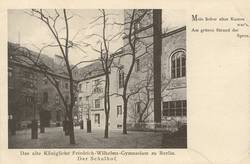 Fotopostkarte: Königl. Friedrich-Wilhelms-Gymnasium zu Berlin, Schulhof;