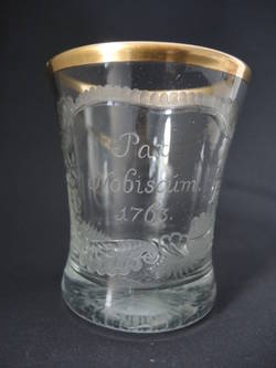 Glasbecher mit Inschrift: Pax Nobiscum 1763