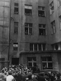 Gladow-Prozess: Ein Blick auf die Fenster des Reichsbahngebäudes während des Lokaltermins