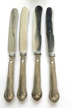 Vier Messer mit Silbergriffen;